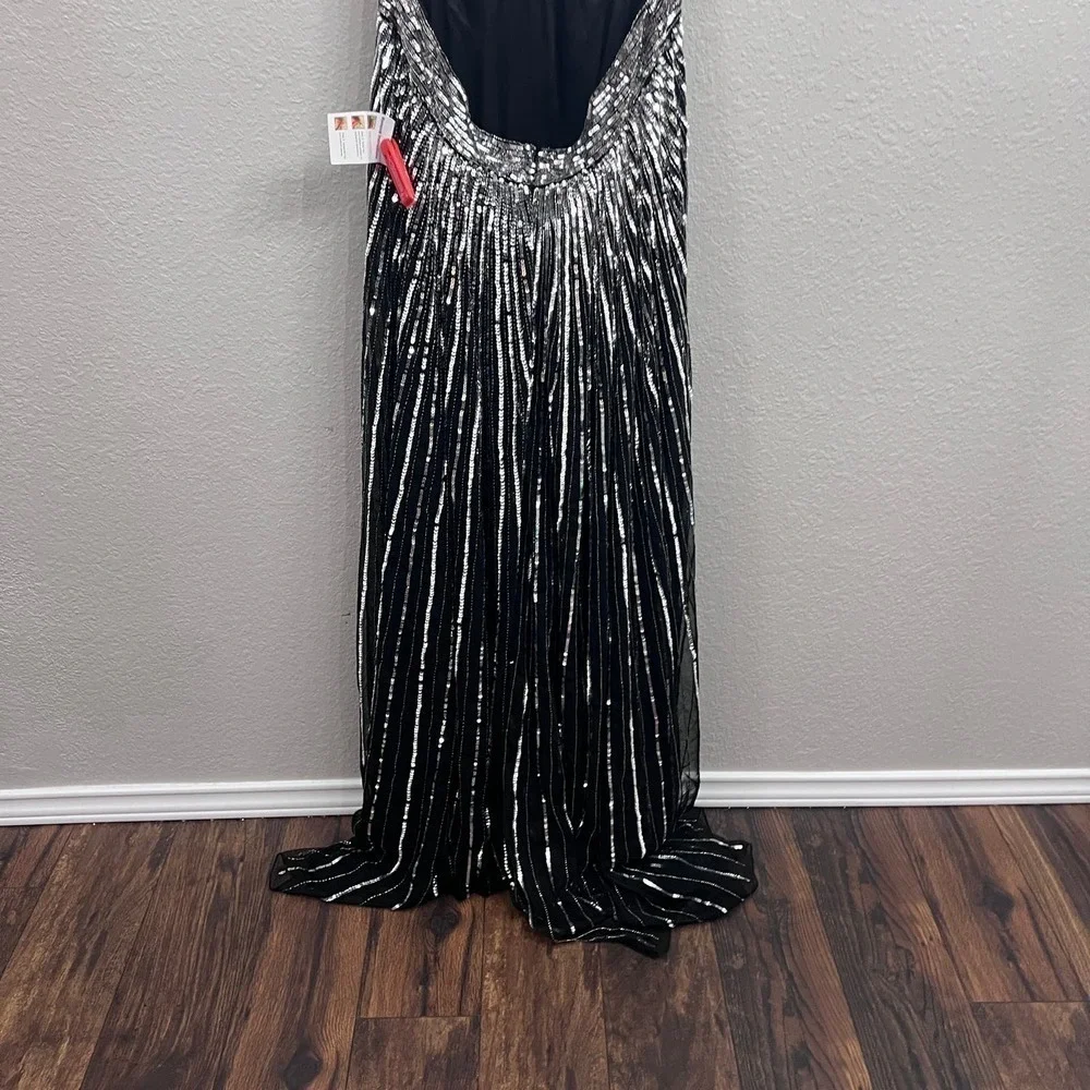 NEW $698 MAC DUGGAL 5568  BLACK SILVER SEQUINED CUTOUT V-NECK LACE UP GOWN Sz 12